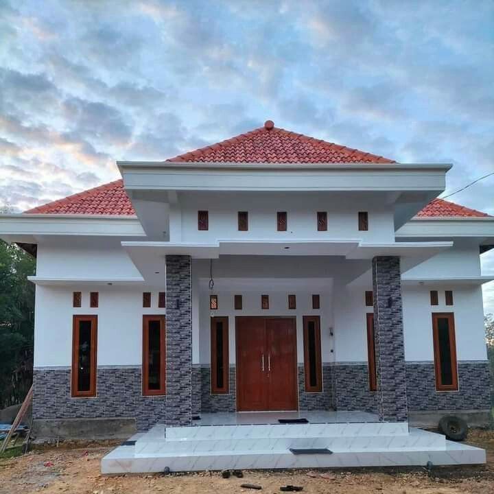 Ilustrasi rumah dengan pintu kayu.
