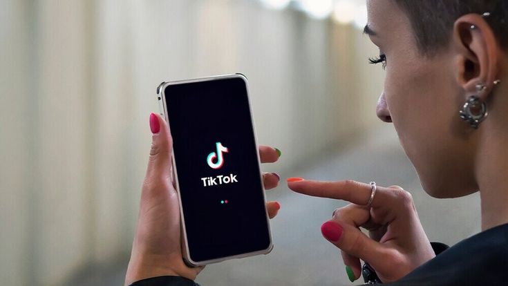Ilustrasi sesesorang menggunakan TikTok.