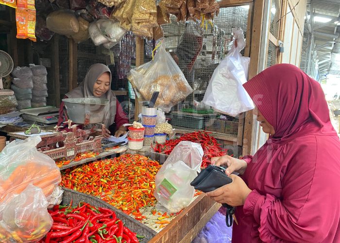 PENDAPATAN MENURUN: Pedagang Pasar Ngadiluwih saat bertransaksi di tempat baru.