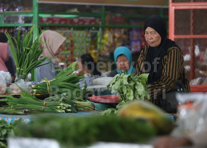 PENUH DAYA TARIK: Pedagang Pasar Wates mengenakan baju lurik saat berjualan.