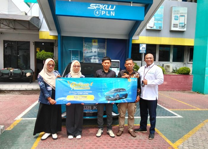 Pemenang undian mobil listrik dari PLN.