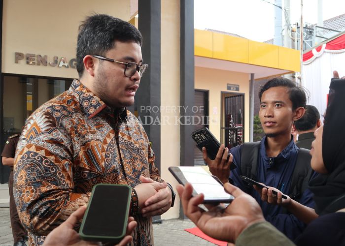 Bupati Kediri Dhito saat diwawancara wartawan.