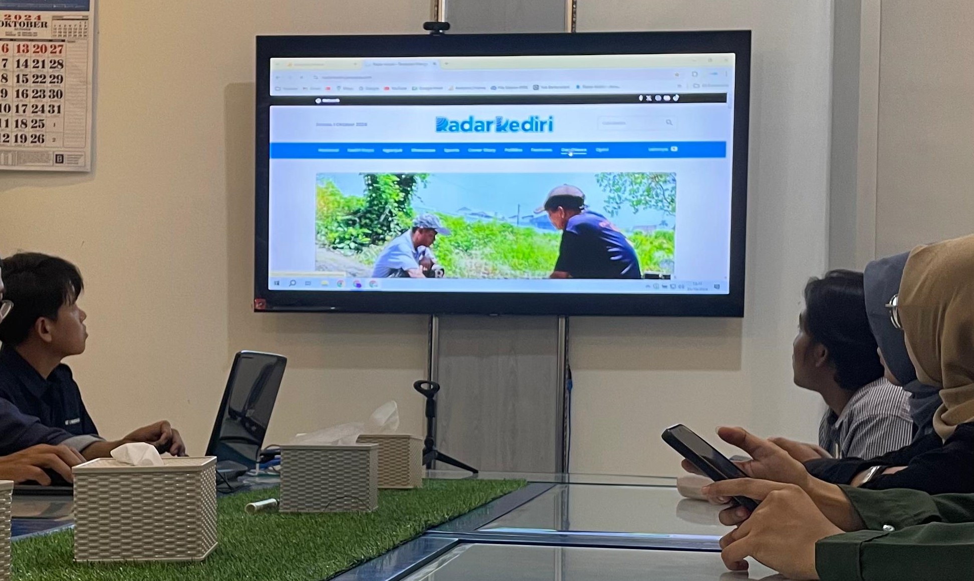 Peserta Internship Program sedang mengikuti review berita yang diposting di radarkediri.jawapos.com