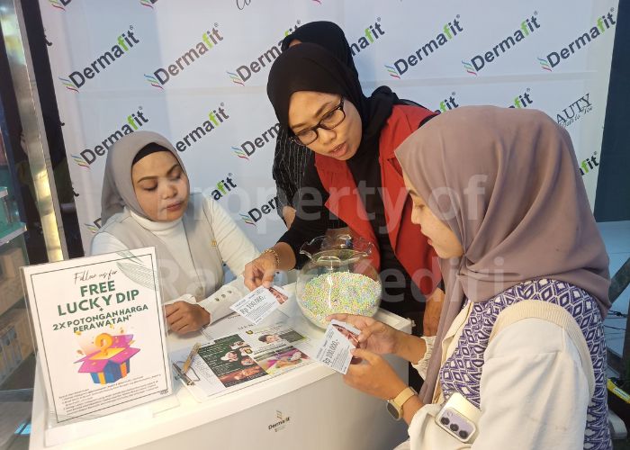 BERTABUR DISKON: Seorang pengunjung mencermati potongan harga di Klinik Kecantikan Dermafit.