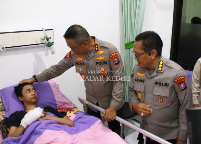 BERI SEMANGAT: Kapolda Jatim Irjen Pol Imam Sugianto didampingi Karumkit Bhayangkara Kombes Pol drg Agung Hadi Wijanarko (kanan) berbincang dengan pasien korban kebakaran kemarin.