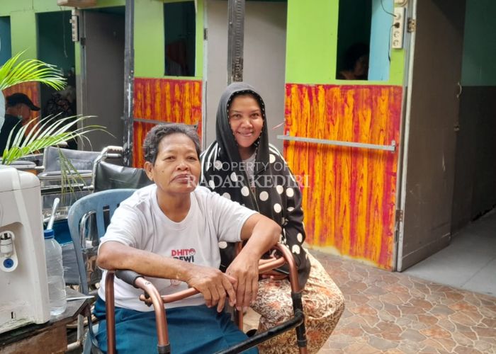 IKHLAS HATI: Yunita Maria (kanan) bersama salah satu lansia yang dirawat di Rumah Kemanusiaan Gusdurian. Total ada puluhan lansia telantar yang tinggal di sana.
