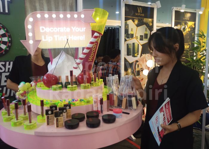 OMG: Oca, Beauty Advisor memperlihatkan beragam produk yang akan didiskon selama Kediri Beauty Fest 2025 berlangsung.