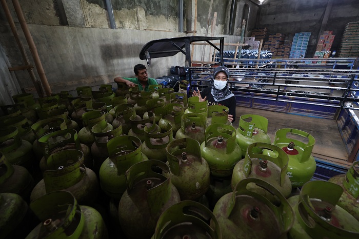 Pangkalan memangkas penjualan gas LPG 3 Kg ke pengecer sebesar 10 persen.