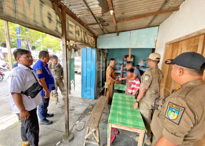 TERTIBKAN PENGEMIS: Satpol PP amankan ortu yang bawa anaknya untuk mengemis.