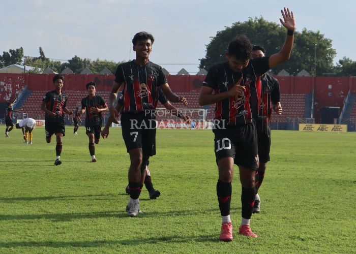 M. Umar merayakan gol kedua saat Inter Kediri kontra PS Mojokerto Putera.