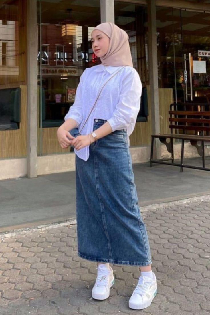 OOTD dengan fashion look rok denim.