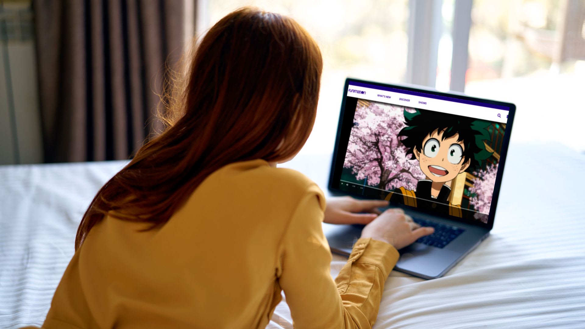 Seorang gadis sedang menonton anime My Hero Academia di laptop miliknya.