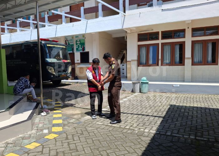 CABUL SESAMA JENIS: Petugas dari Kejaksaan Negeri Kabupaten Kediri melepas borgol terdakwa sebelum sidang.