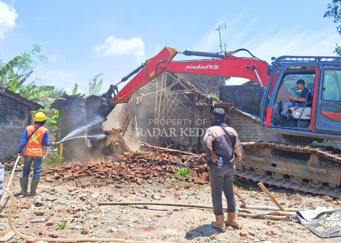 LANGSUNG DIROBOHKAN: Satu unit ekskavator langsung membongkar bangunan rumah terdampak Tol Kediri-Tulungagung di Desa Tiron, Banyakan. Total ada empat unit rumah yang dieksekusi kemarin.