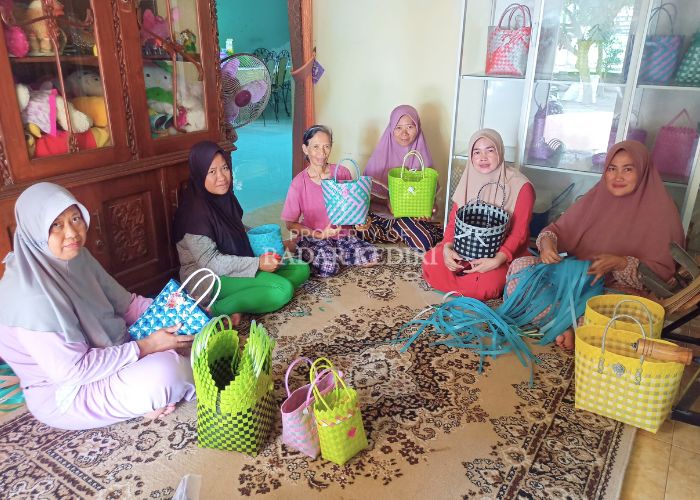 TELATEN : Sejumlah ibuibu anggota Mekar Hand Craft menunjukkan tas anyaman plastik karya mereka yang berhasil jadi penyokong agar dapur tetap ngepul.
