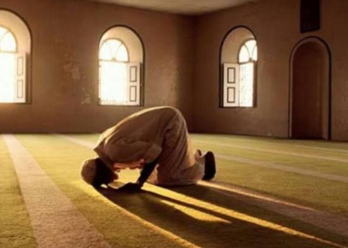 Ilustrasi orang sholat.