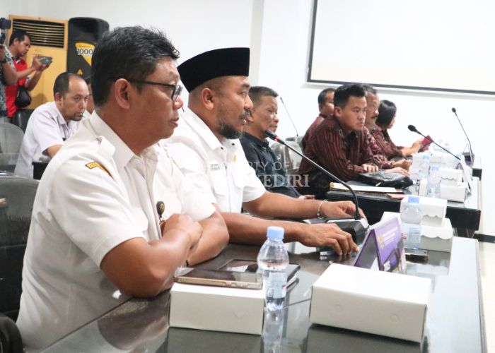 PERKETAT IURAN: Kepala Dinas Pendidikan Kota Kediri M. Anang Kurniawan (2 dari kiri) memberi penjelasan tentang polemik iuran komite. Dia menegaskan komite hanya boleh meminta sumbangan dari wali muri