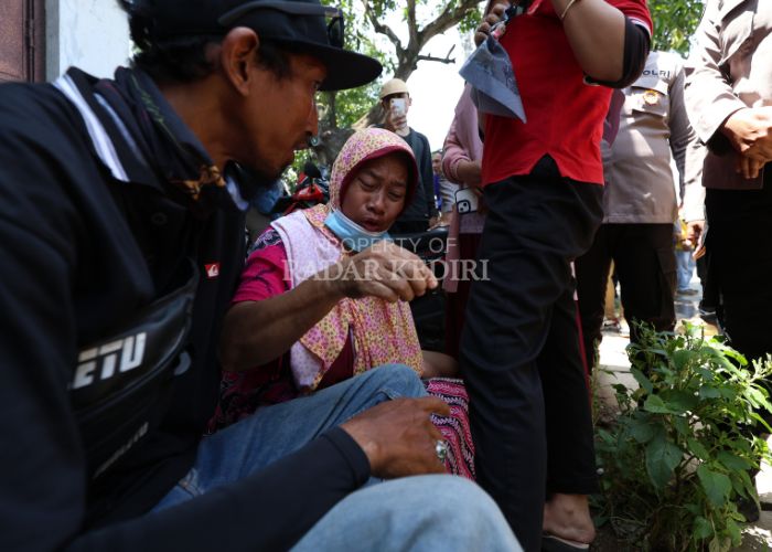 EKSEKUSI: Insiyah, 62, berurai air mata saat menyaksikan rumahnya dibongkar oleh petugas yang melakukan eksekusi kemarin. Total ada lima rumah terdampak tol di Tiron, Banyakan yang kemarin dieksekusi.