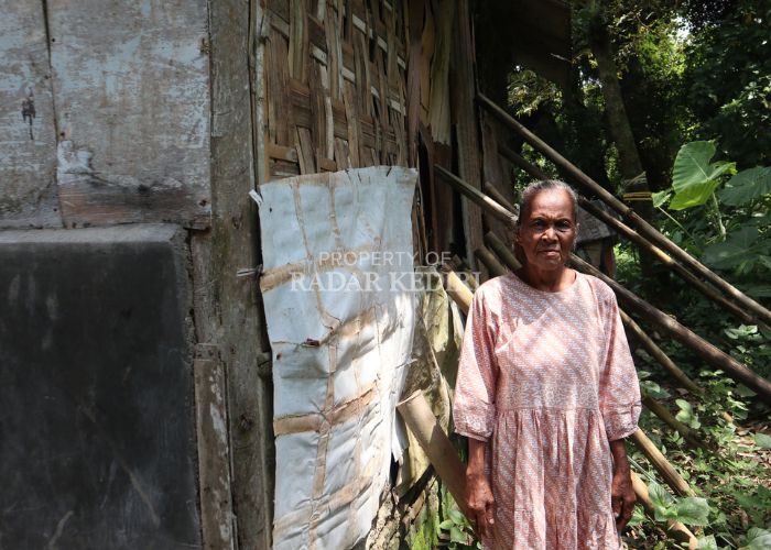 LAYAK DIBANTU: Mbah Yem tinggal di rumah semipermanen di Keluarahan/Kecamatan Pare. Di usia tuanya dia tetap berusaha hidup mandiri.