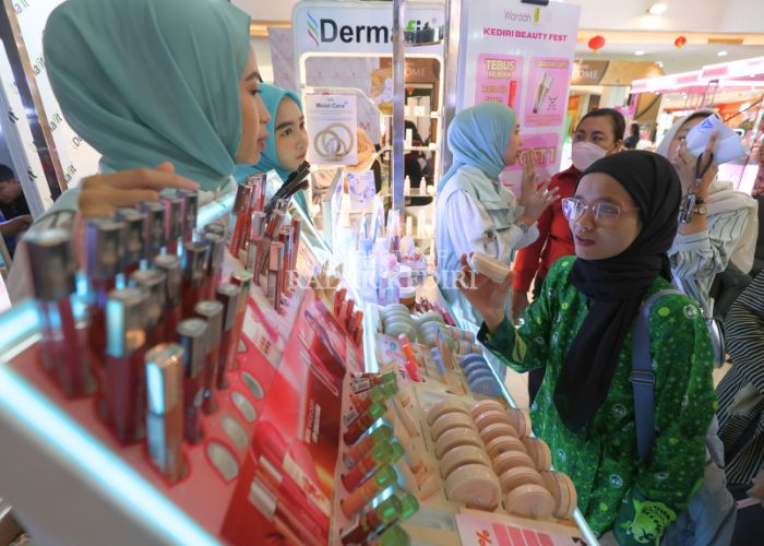 MAKEUP TESTER: Sejumlah pengunjung mencoba makeup tester sebelum membeli produk kecantikan di booth Kediri Beauty Fest 2025. Pameran produk kecantikan di Kediri Town Square itu banjir diskon untuk par