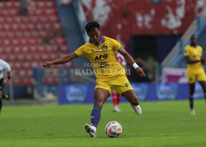 JURU GEDOR: Striker Persik Kediri Mohammad Khanafi.