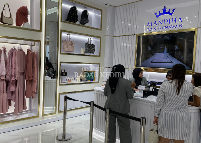 Suasana Mandja Ivan Gunawan Store di Kediri.