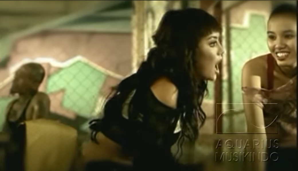 Agnez Mo dalam video klip lagu Bilang Saja.