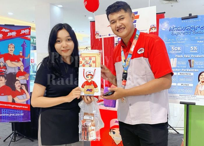 JNE BERI PELAYANAN MAKSIMAL:  Seorang pelanggan mendapat bingkisan dari JNE di Kediri Beauty Fest 2025.