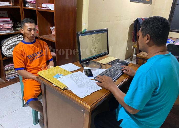JADI TERSANGKA: Pegawai KSP mengenakan baju tahanan oranye saat diperiksa penyidik Polsek Ringinrejo.