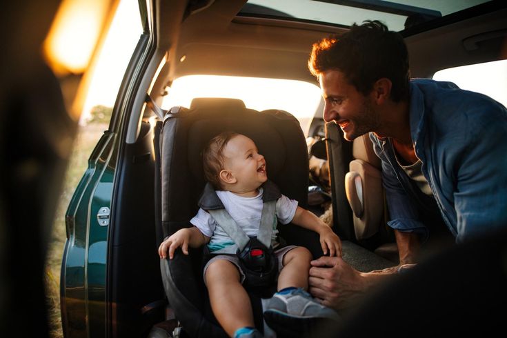 Ayah dan anak travelling bersama.