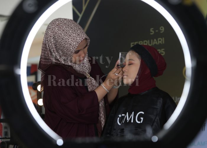 BEAUTY CLASS: Praktisi memeragakan makeup yang tepat dan benar.