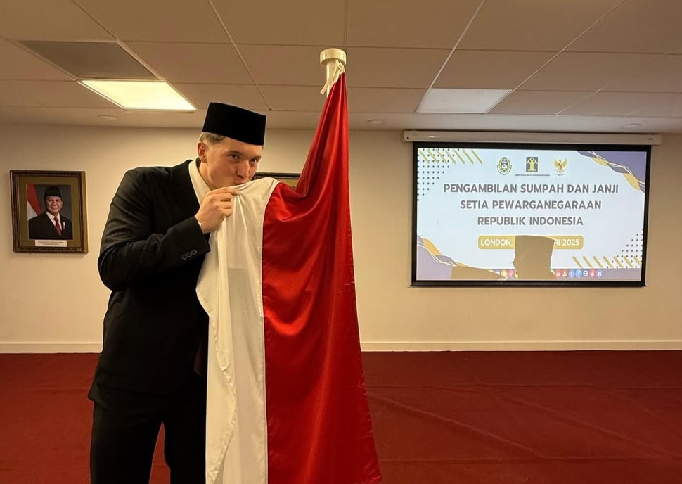 SAH: Ole Romeny resmi menjadi WNI usai menjalani pengambilan sumpah.