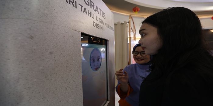 Pengunjung Kediri Beauty Fest melakukan pengecekan kondisi kulit di booth ERHA. Hari ketiga pelaksanaan Kediri Beauty Fest kemarin, pengunjung membanjiri puluhan booth untuk berbelanja produk kecantik
