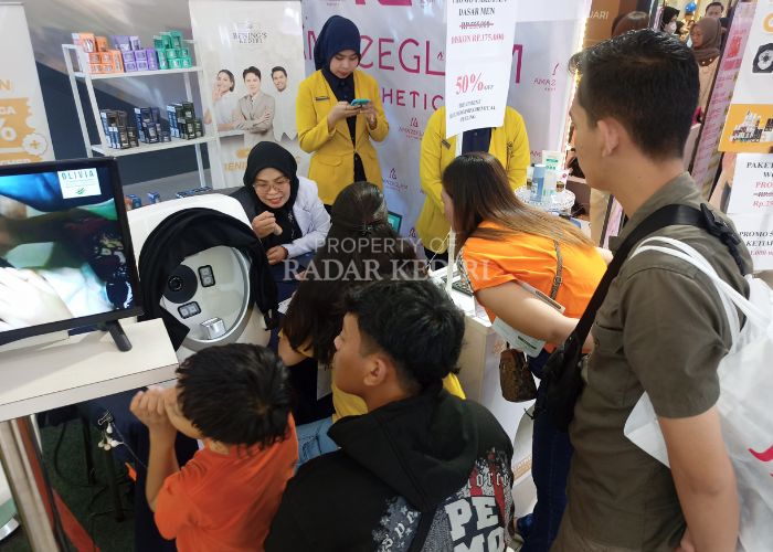 RAMAI: Pengunjung berkonsultasi tentang perawatan wajah di Bening&rsquo;s Clinic.