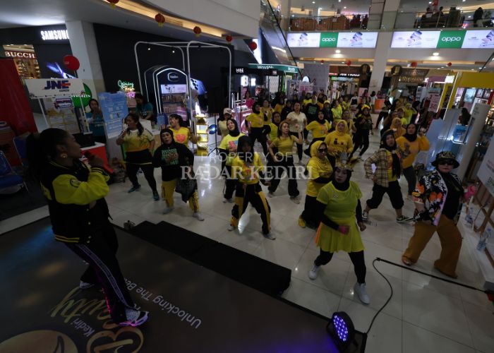 MERIAH : Puluhan peserta zumba memeriahkan Kediri Beauty Fest 2025 yang berlangsung di Atrium Lantai 1 Kediri Town Square.