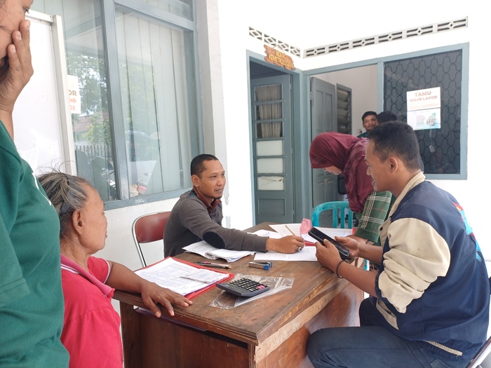 KONSULTASI: Sejumlah penerima banmood yang belum menyerahkan pertanggungjawaban mendatangi kantor disperdagin setekah mereka menayangkan peringatan di media sosial
