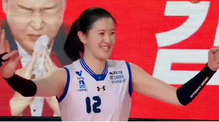 Le Da-Hyeon, middle blocker Swon Hundai Hilstate merayakan service ace nya saat melawan Redspark di putaran 5 KOVO V League 2024/2025