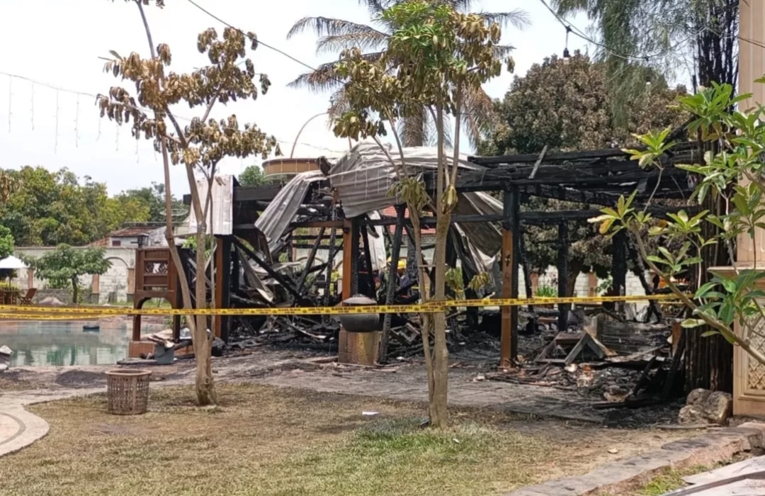 Kafe dan homestay di Babat, Kabupaten Lamongan yang terbakar.