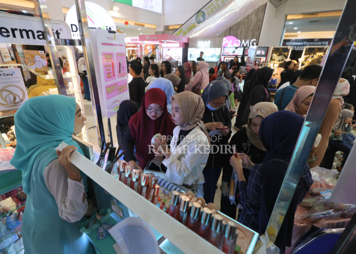 Sejumlah pengunjung Kediri Beauty Fest 2025 antre membayar di kasir setelah mendapat produk kosmetik buruannya kemarin.