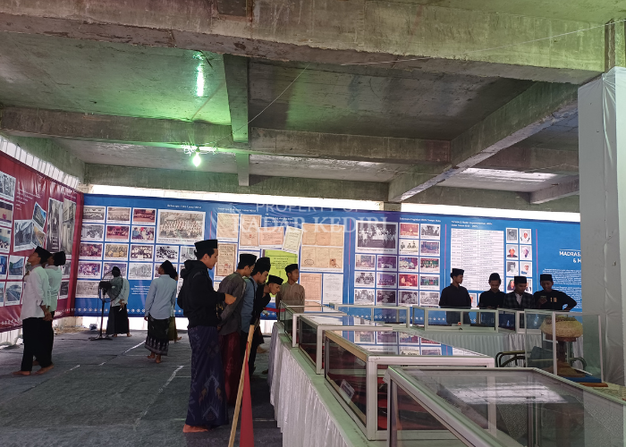 Para santri mengamati surban Kiai Abdul Karim dan benda-benda yang menjadi jejak perjuangan Ponpes Lirboyo dalam pameran jelang 115 tahun usia pondok tersebut.