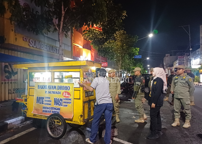Petugas gabungan meminta PKL memindah posisi gerobak yang semula horizontal menjadi vertikal agar tidak memakan badan jalan.