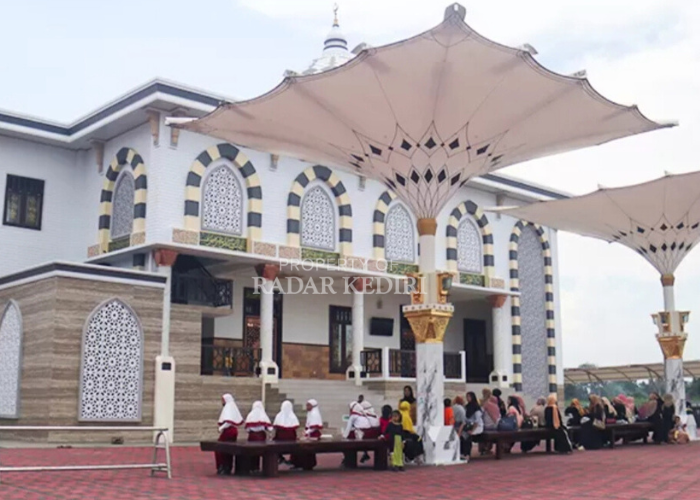 Masjid Jami Imam Baidhowi yang mirip Masjid Nabawi di Madinah.