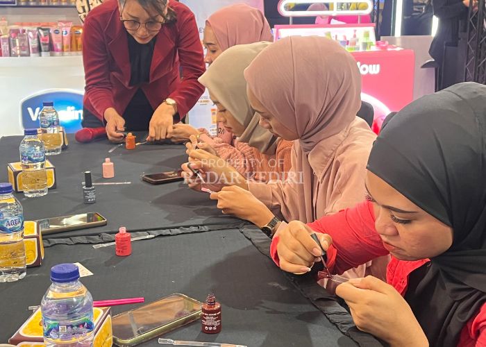 KELAS PEMULA: Wulandari memperagakan cara menghias kuku ke peserta.