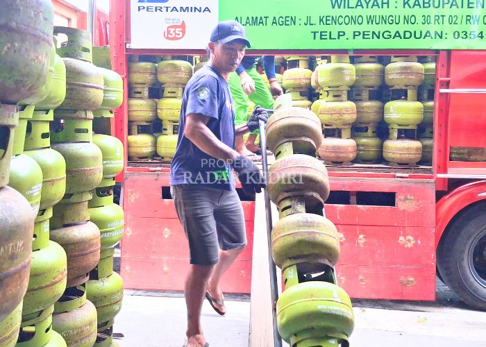 STOK AMAN: Pekerja mengirim pasokan elpiji melon ke salah satu pangkalan di Kecamatan Ngasem. Jika di musim kemarau terjadi kelangkaan, Februari ini stok gas kemasan tiga kilogram di Kediri Raya dalam