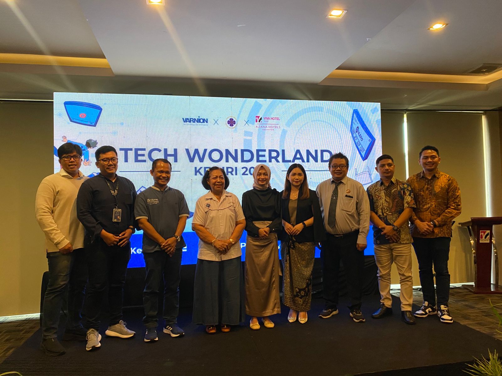 General Manager Viva Hotel Kediri Sugeng Mulyadi bersama Wali Kota Kediri Terpilih Vinanda Prameswati, perwakilan Varnion   dan PHRI berfoto bersama seusai acara Tech Wonderland (5/2) lalu.