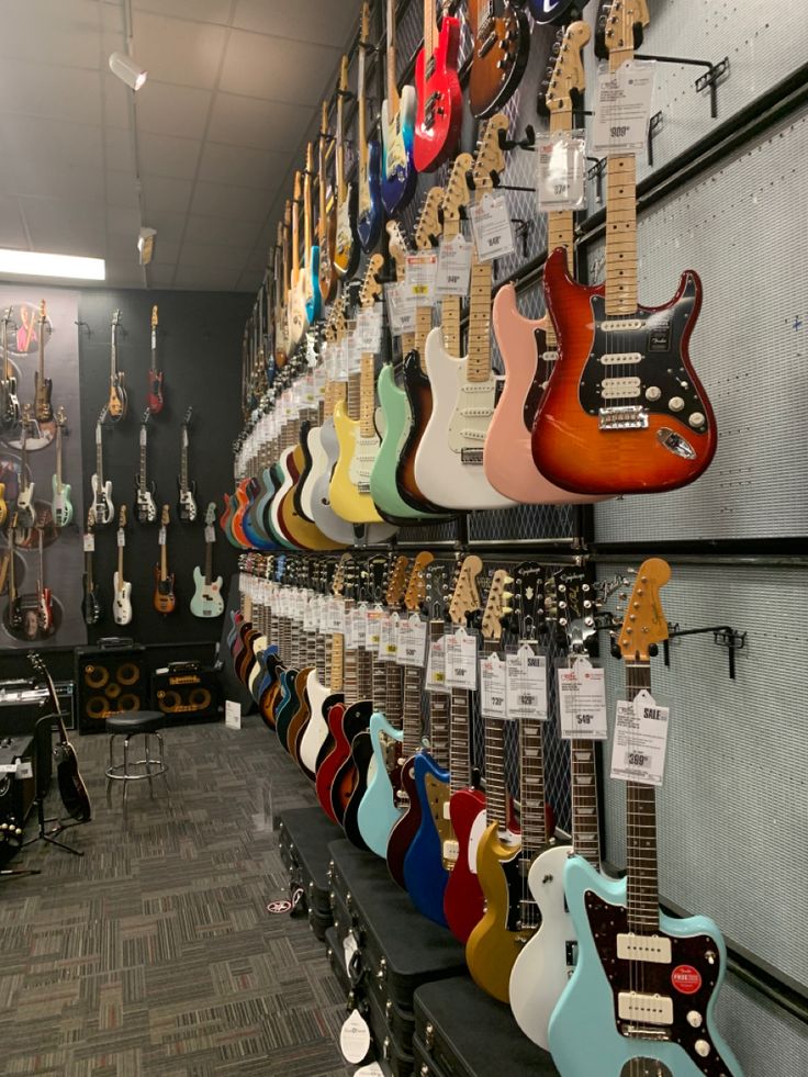 Gitar-gitar yang dipajang di sebuah etalase.