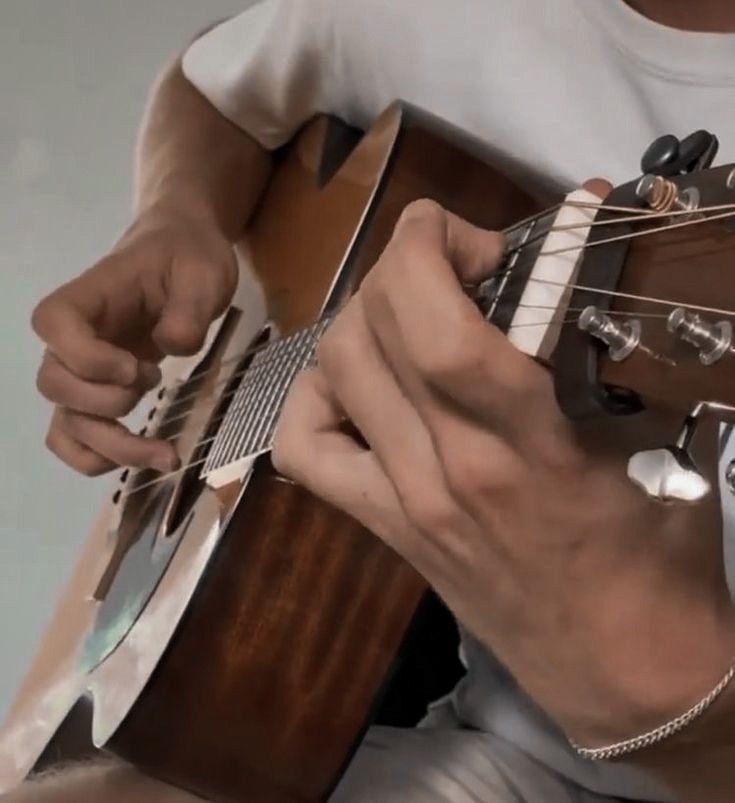 Ilustrasi orang bermain gitar.