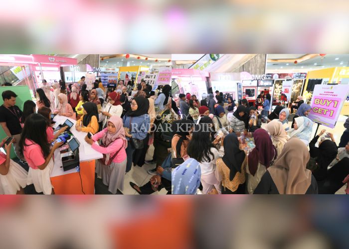 ANTUSIAS BELANJA: Puluhan pembeli antre untuk membayar di kasir setelah mendapat produk kosmetik buruannya di Kediri Beauty Fest 2025 hari terakhir kemarin. Foto kanan, pengunjung berebut membeli skin