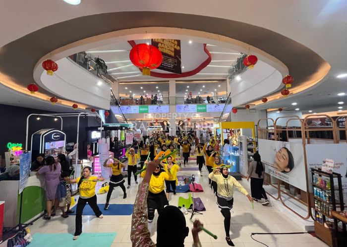 ENERGIK: Puluhan peserta pound fit bersemangat mengikuti gerakan senam.