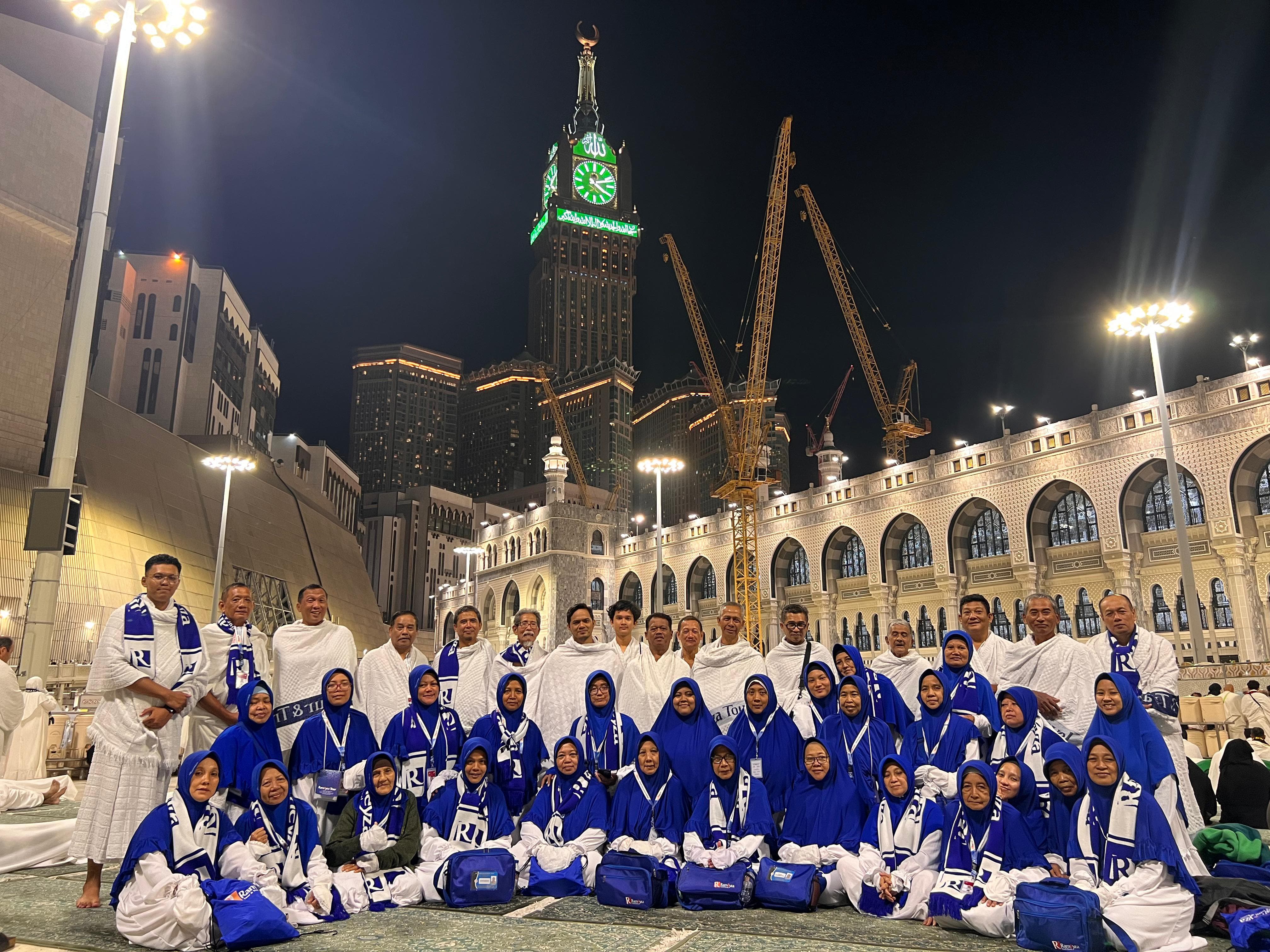 TAMU ALLAH: Rombongan jemaah umrah Rameyza foto bersama di halaman&nbsp;Masjidil&nbsp;Haram